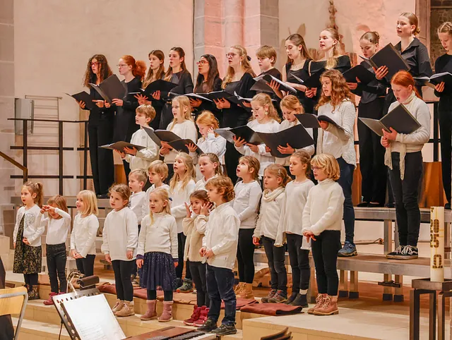 Das Foto zeigt Mitglieder der Evangelischen Singschule Kaufungen bei einem Konzert in der Stiftskirche Kaufungen