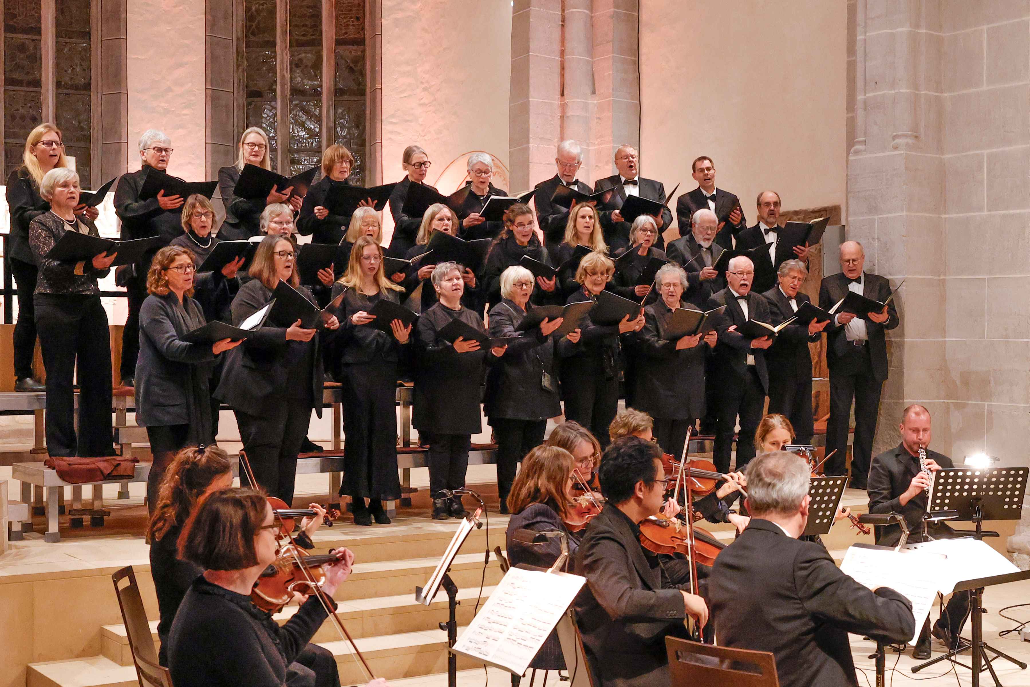Das Foto zeigt die Kaufunger Kantorei bei einem Konzert mit einem Kammerorchester in der Stiftskirche Kaufungen