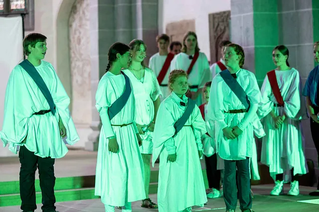 Das Foto zeigt Mitglieder des Jugendchors und des Kinderchors Kaufungen bei einer Musicalaufführung in der Stiftskirche Kaufungen